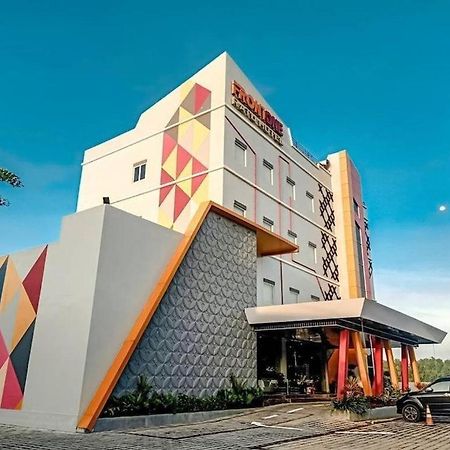 Front One Hotel Nganjuk Exterior photo