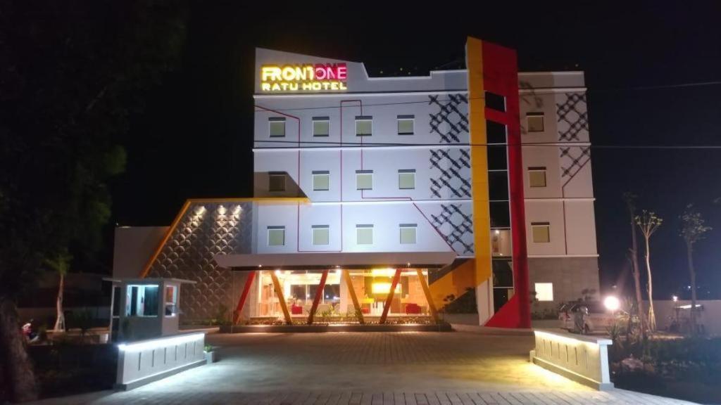 Front One Hotel Nganjuk Exterior photo