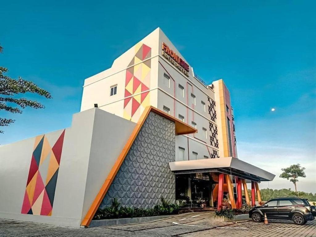 Front One Hotel Nganjuk Exterior photo