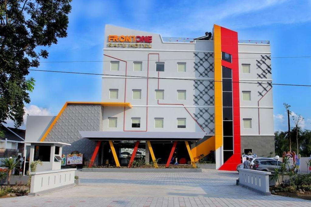 Front One Hotel Nganjuk Exterior photo